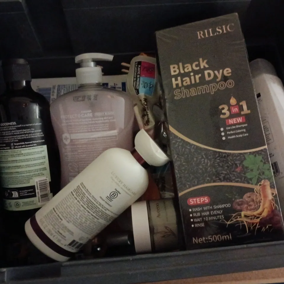 APPROXIMATELY 15 ASSORTED HEALTH & BEAUTY PRODUCTS TO INCLUDE HEAD & SHOULDERS 2IN1, BLACK HAIR DYE SHAMPOO, BAYLIS & HARDING BODY WASH, ETC - COLLECTION ONLY