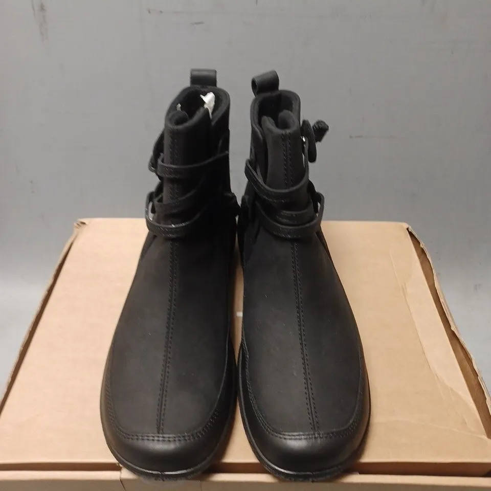 BOXED PAIR OF HOTTER RUMBLE SHOES - UK SIZE 6.5