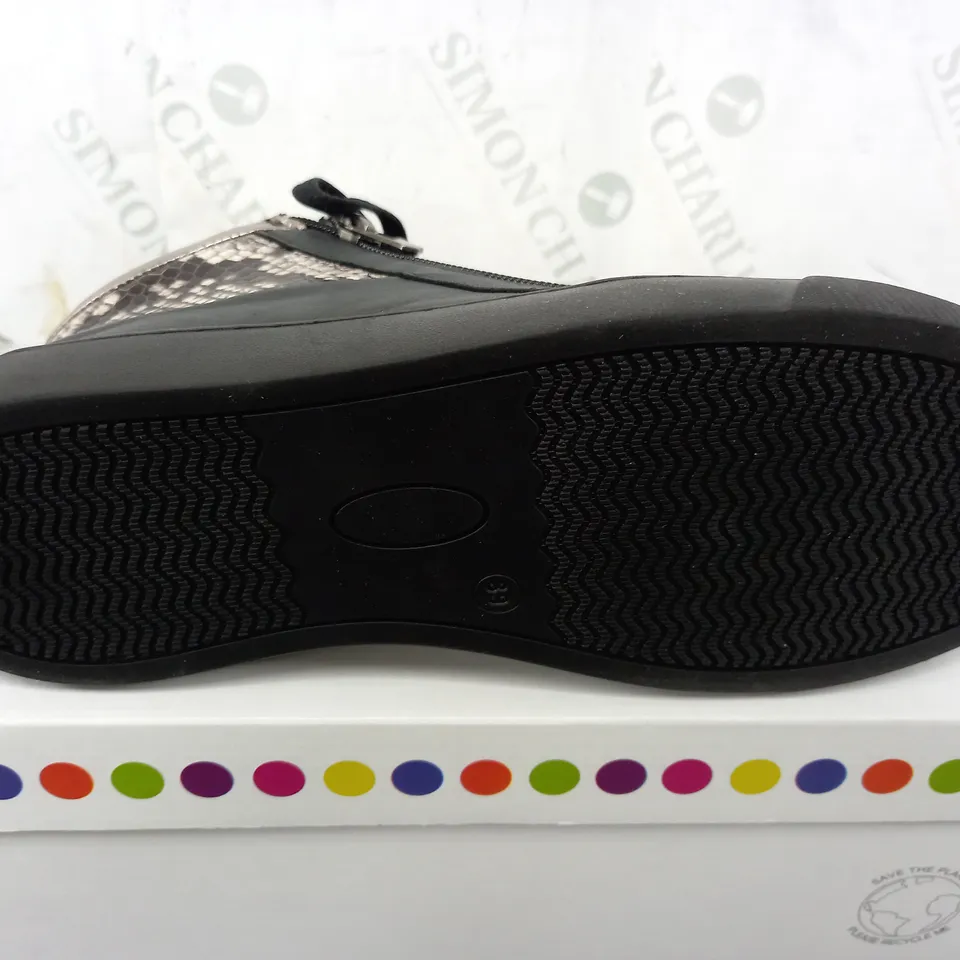 BOXED ADESSO SCALE EFFECT SIDE ZIO LAXE UP SHOES IN BLACK - SIZE 39