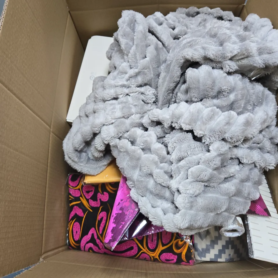 BOX OF APPROXIMATELY 15 ASSORTED HOUSEHOLD ITEMS INCLUDING CUSHION FILLING , SUPER COOLING TOWEL AND BAMBOO CUTTING BOARD 
