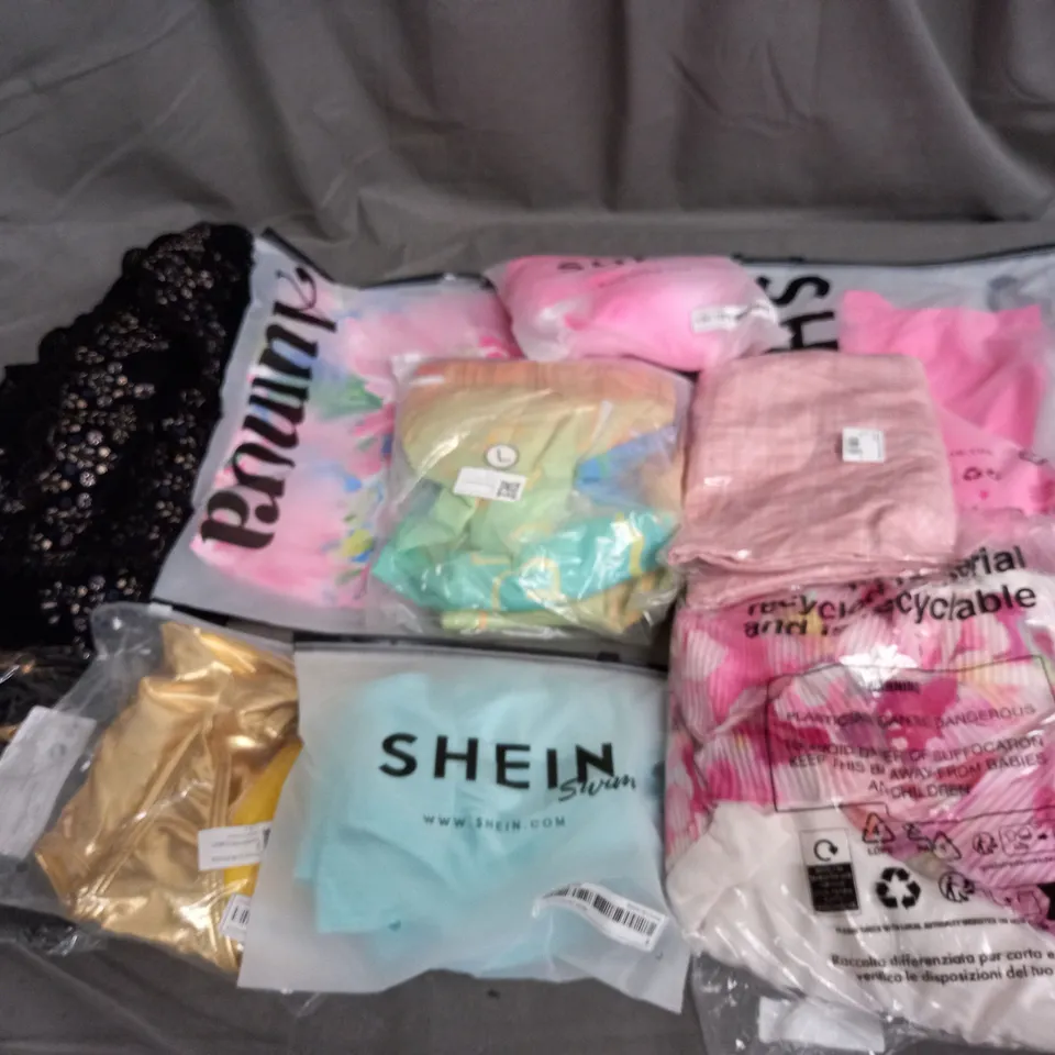 APPROXIMATELY 50 ASSORTED CLOTHING ITEMS IN VARIOUS STYLES AND SIZES 