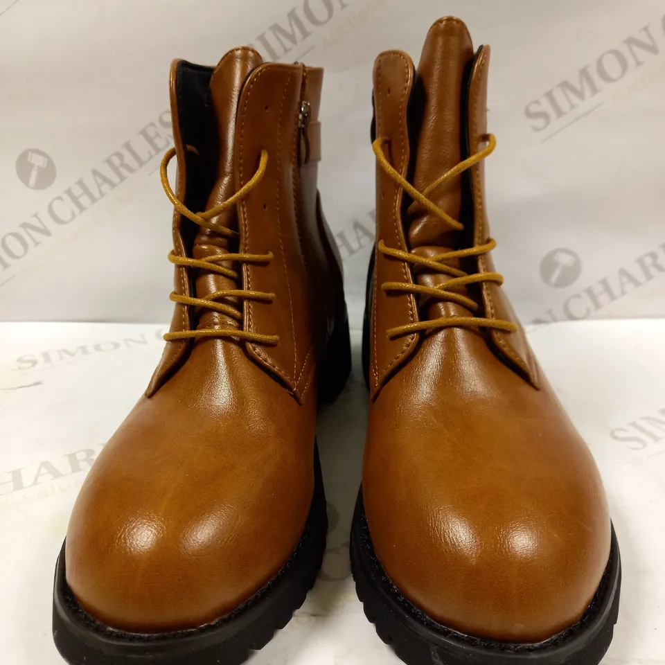 DESIGNER STYLE MID BROWN FAUX LEATHER BOOTS SIZE UNKNOWN APPROX SIZE 5/6