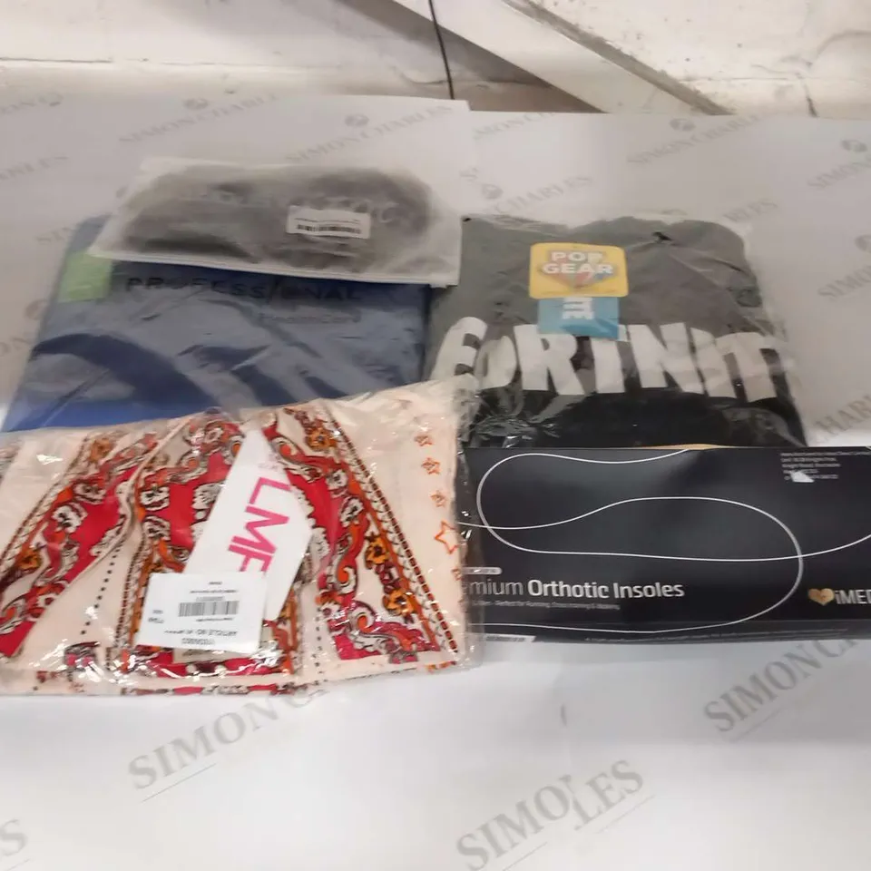 APPORXIMATELY 20 ITEMS OF ASSORTED CLOTHING AND ACCESSORIES TO INCLUDE;