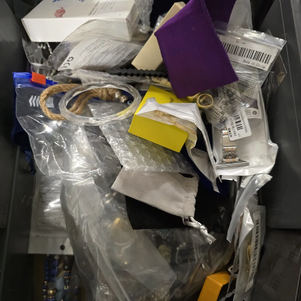 APPROXIMATELY 20 ASSORTED JEWELLERY ITEMS TO INCLUDE - NECKLACE , BRACELETS, EARRINGS ETC