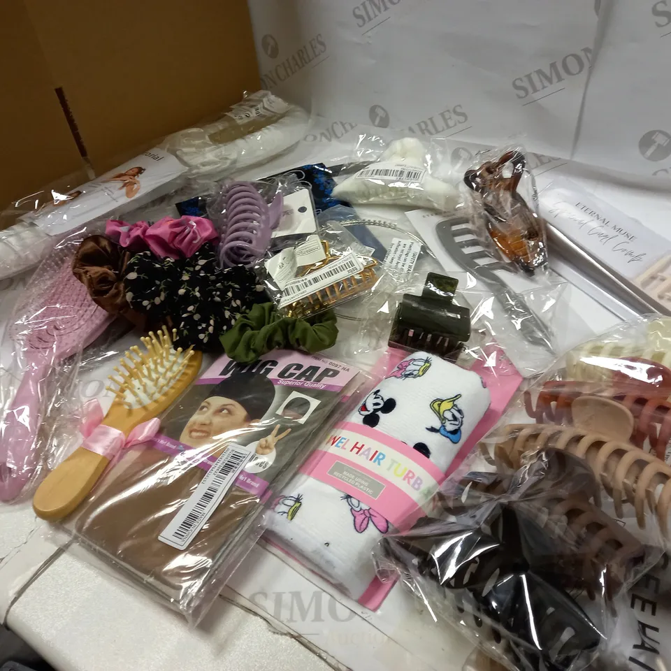 ASORTMENT OF HAIR ACCESSORIES APPROX. 15 ITEMS 