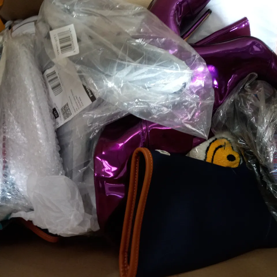 BOX OF APPROXIMATELY 15 ASSORTED PAIRS OF SHOES AND FOOTWEAR ITEMS IN VARIOUS STYLES AND SIZES TO INCLUDE MICHAEL KORS, RIVER ISLAND, ETC