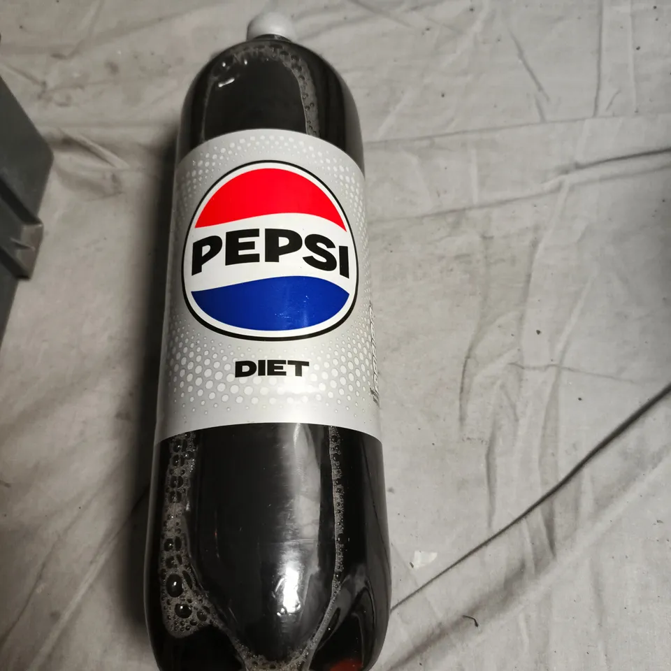 APPROXIMATELY 4 PEPSI 2L BOTTLES 