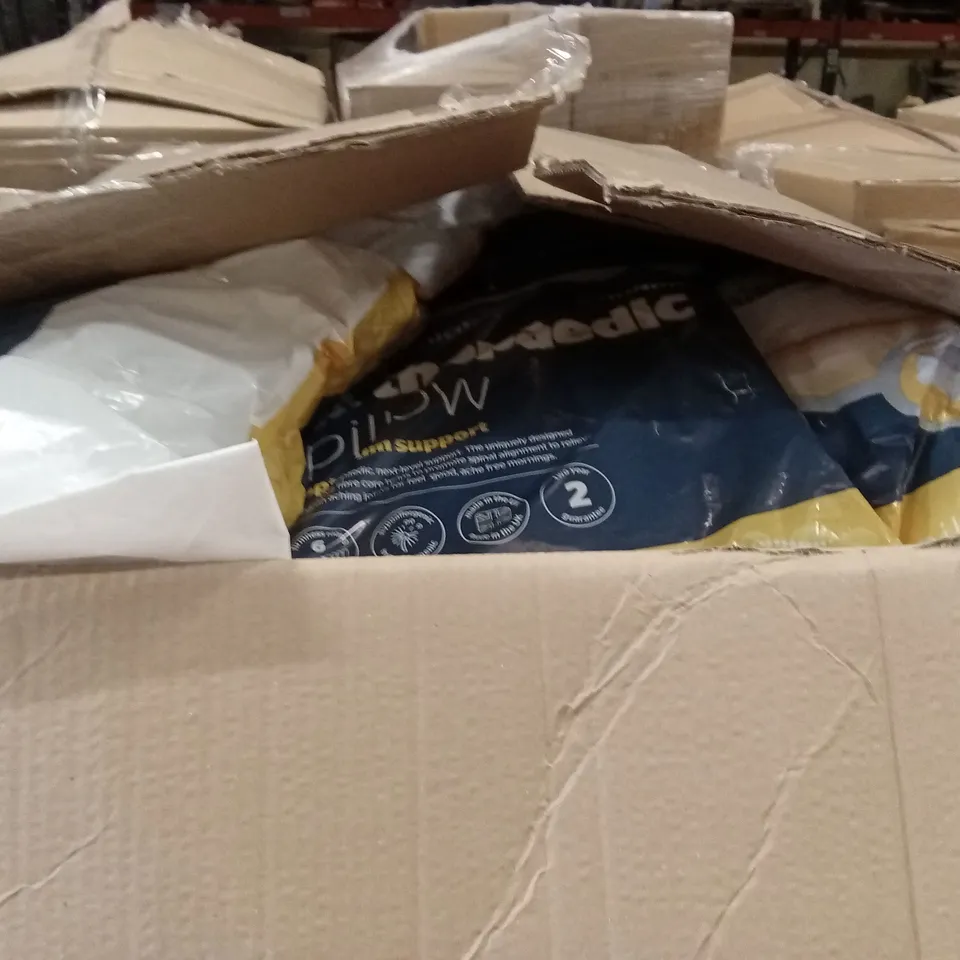 PALLET CONTAINING A LARGE QUANTITY OF PILLOWS