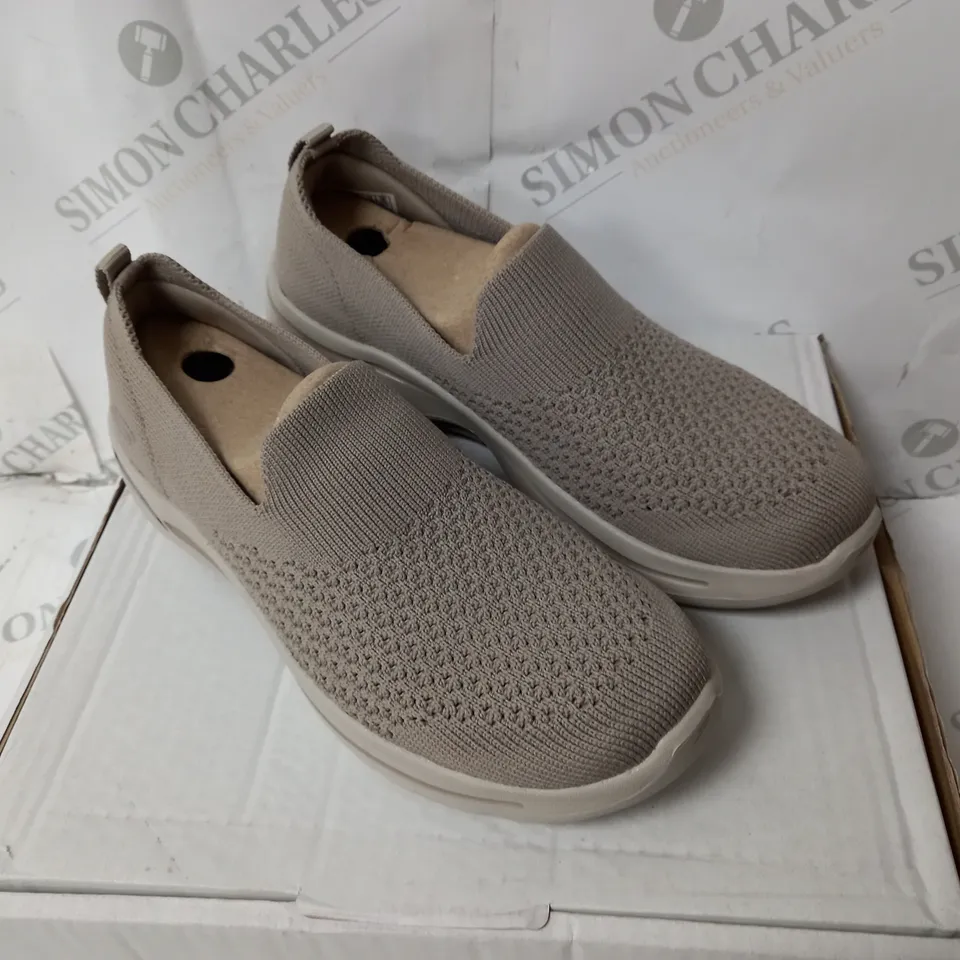 BOXED SKECHERS GO WALK ARCH FIT DELORA SLIP ON TRAINERS, TAN - SIZE 4