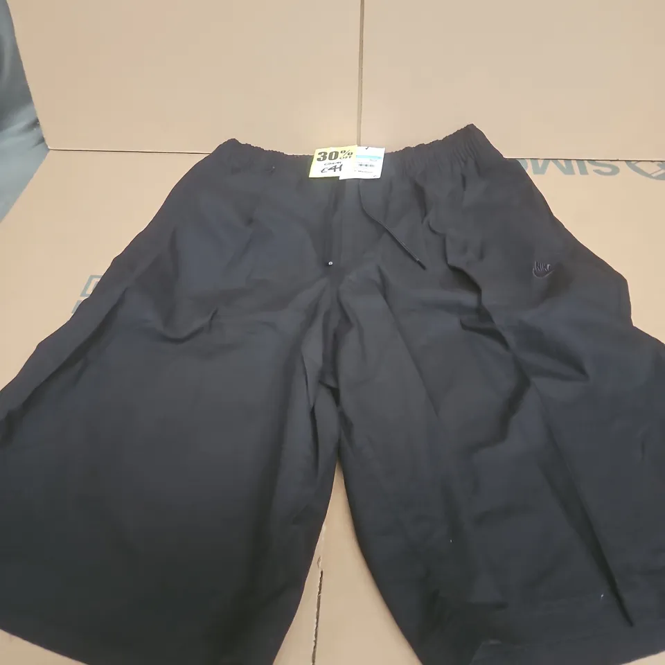 NIKE BLACK CARGO SHORTS SIZE M