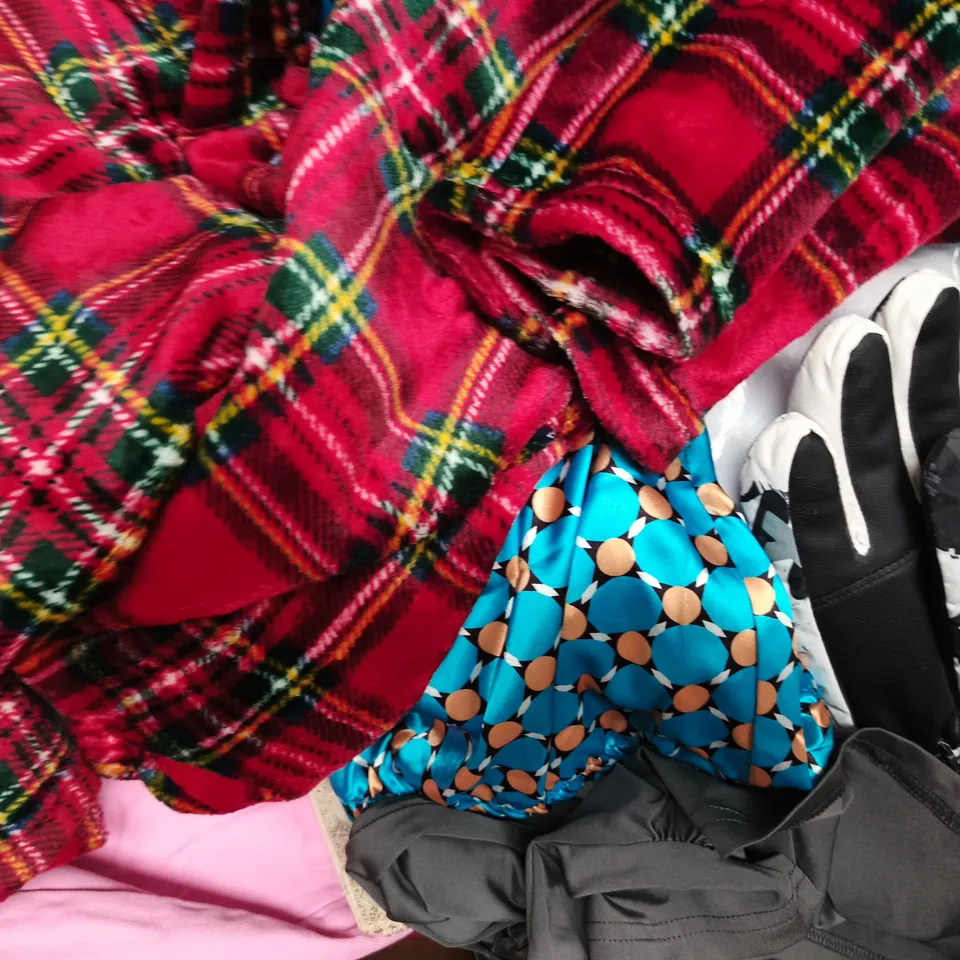 APPROXIMATELY 20 ASSORTED CLOTHING AND FASHION PRODUCTS IN VARIOUS STYLES AND SIZES - COLLECTION ONLY