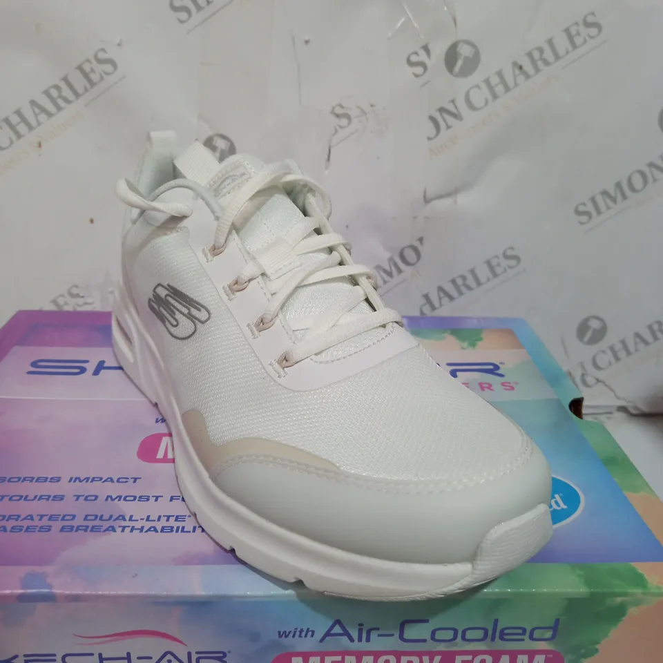 BOXED PAIR OF SKECHERS AIR COURT TRAINERS IN WHITE SIZE 3.5