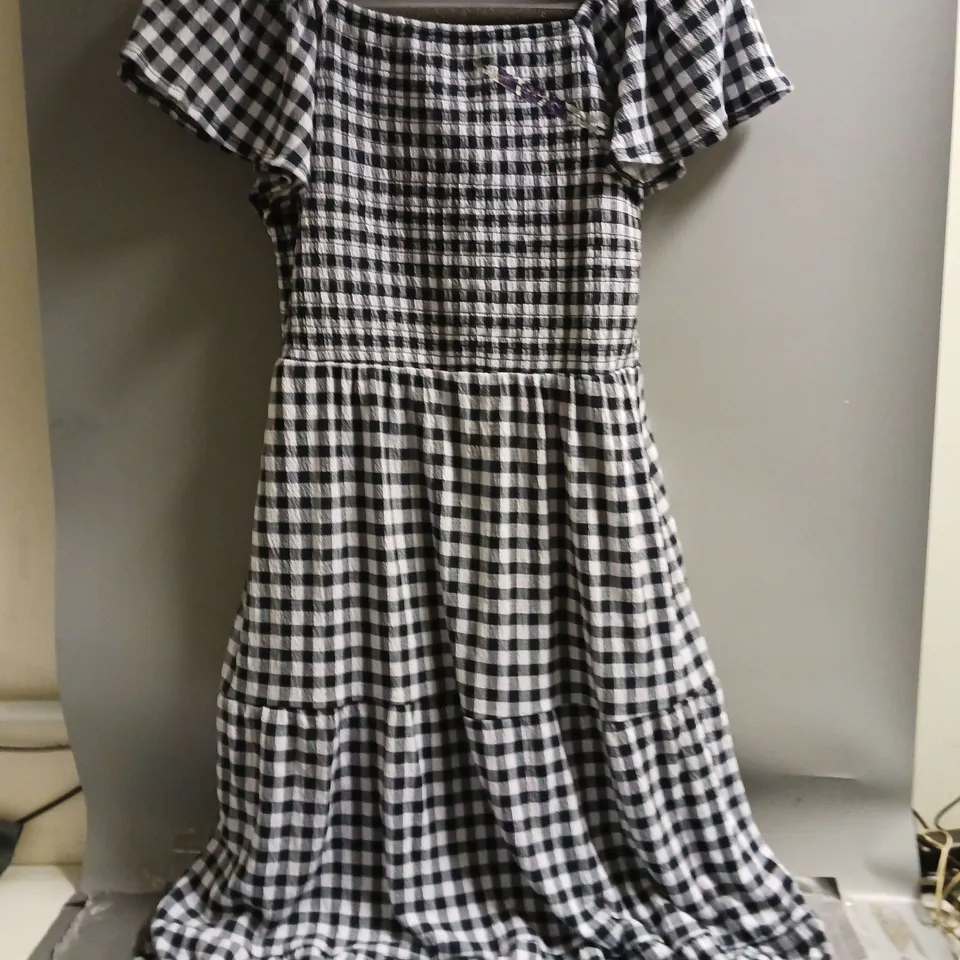APPROXIMATELY 15 LADIES CLOTHING ITEMS TO INCLUDE DRESSES, SHIRTS AND JACKETS