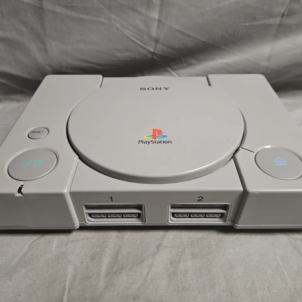 BOXED SONY PLAYSTATION (SCPH-5552) GAMES CONSOLE W. CONTROLLERS & MEMORY CARD