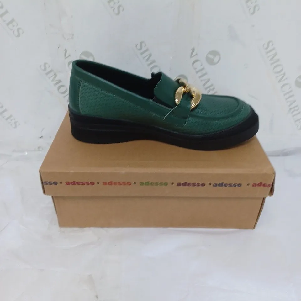 BOXED ADESSO LADIES FLAT SHOES WITH GOLD CHAIN DETAIL GREEN SIZE EU 40