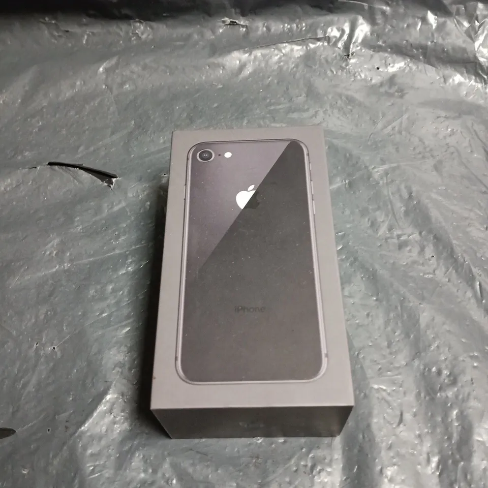 APPLE IPHONE – SILVER SMARTPHONE WITH BOX & USB-C/LIGHTNING CHARGER 