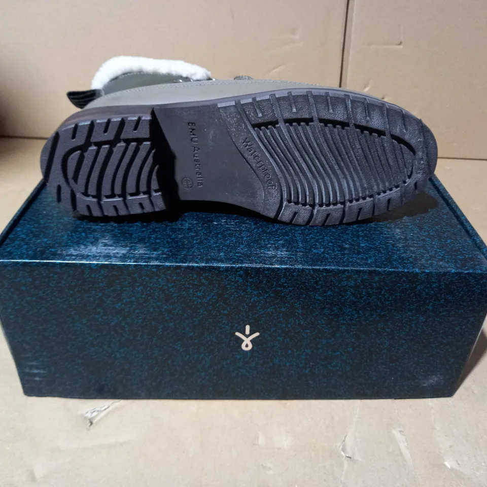 BOXED PAUR OF EMU OKAB FAUX LEATHER BOOTS IN DARK OLIVE UK SIZE 5