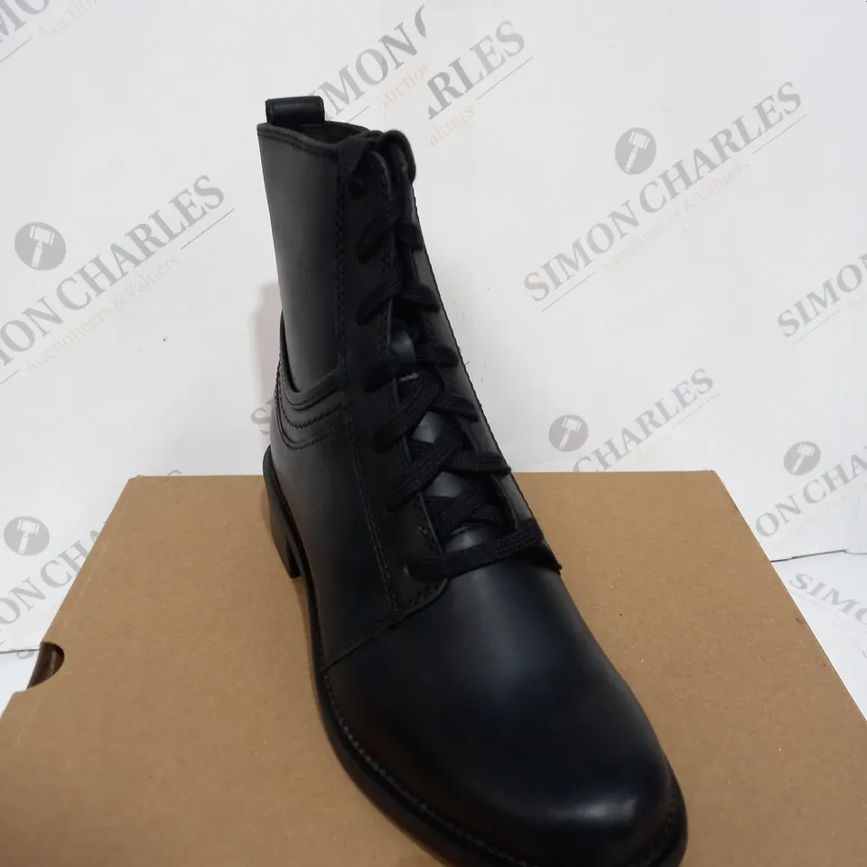 BOXED PAIR OF CLARKS BOOTS IN BLACK LEATHER - SIZE 6