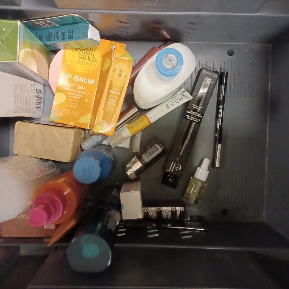BOX OF APPROX 20 ASSORTED BEAUTY PRODUCTS TO INCLUDE ONEST ANTI GREYING OIL, REVOLUTION TINTED MOISTURISER, ELEMIS MARINE MOIISTURE, ETC. 