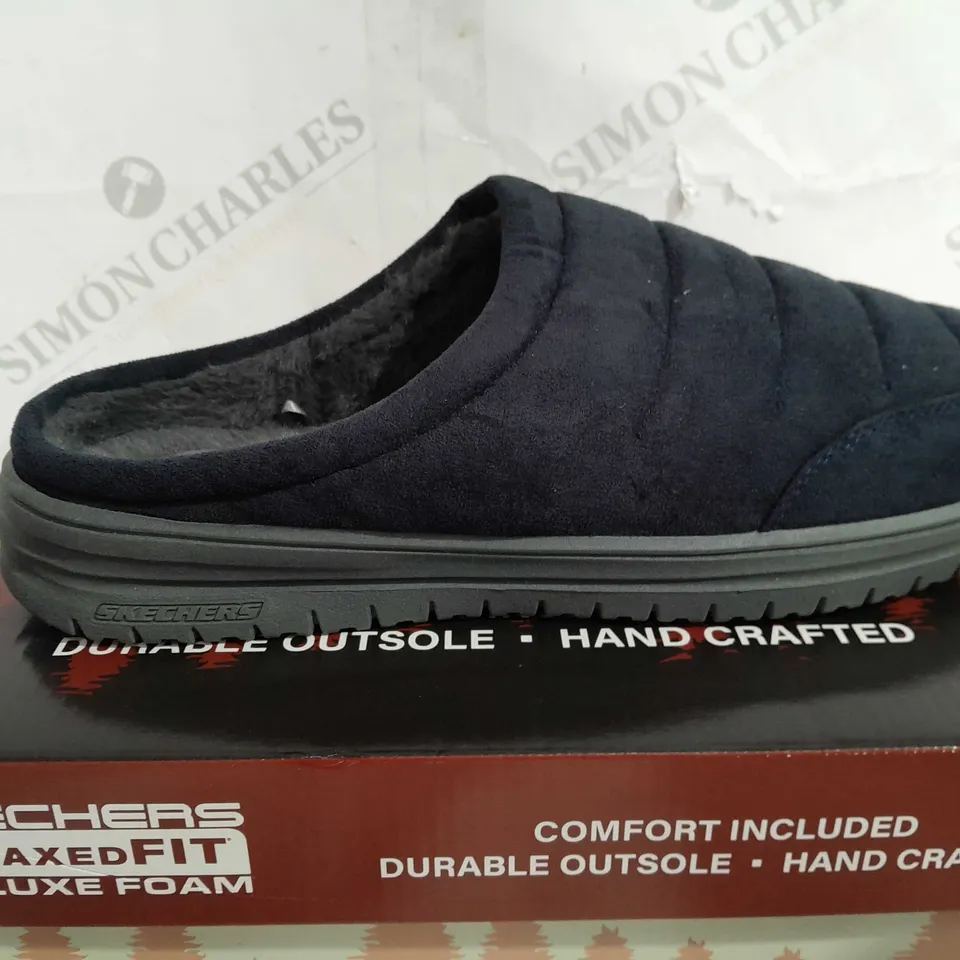 BOXED SKECHER MEN'S MURETTE GARVANZA SLIPPERS, NAVY - SIZE 10