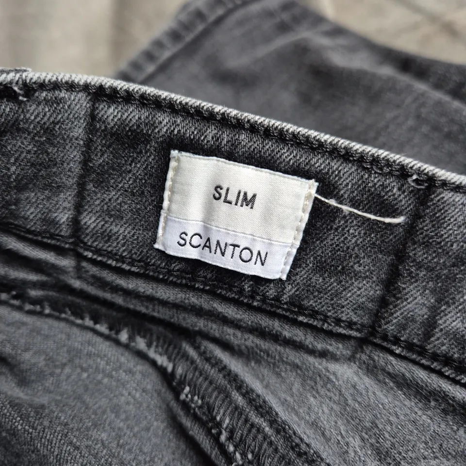 TOMMY JEANS SLIM SCANTON JEANS - MEN'S DARK DENIM, UK 32/32