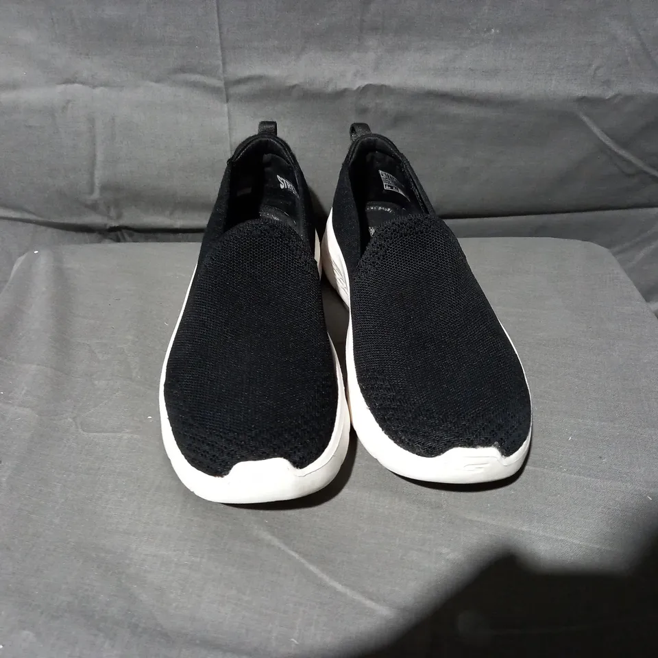 PAIR OF SKECHERS BRIGHT SUMMER TRAINERS IN BLACK/WHITE SIZE 7