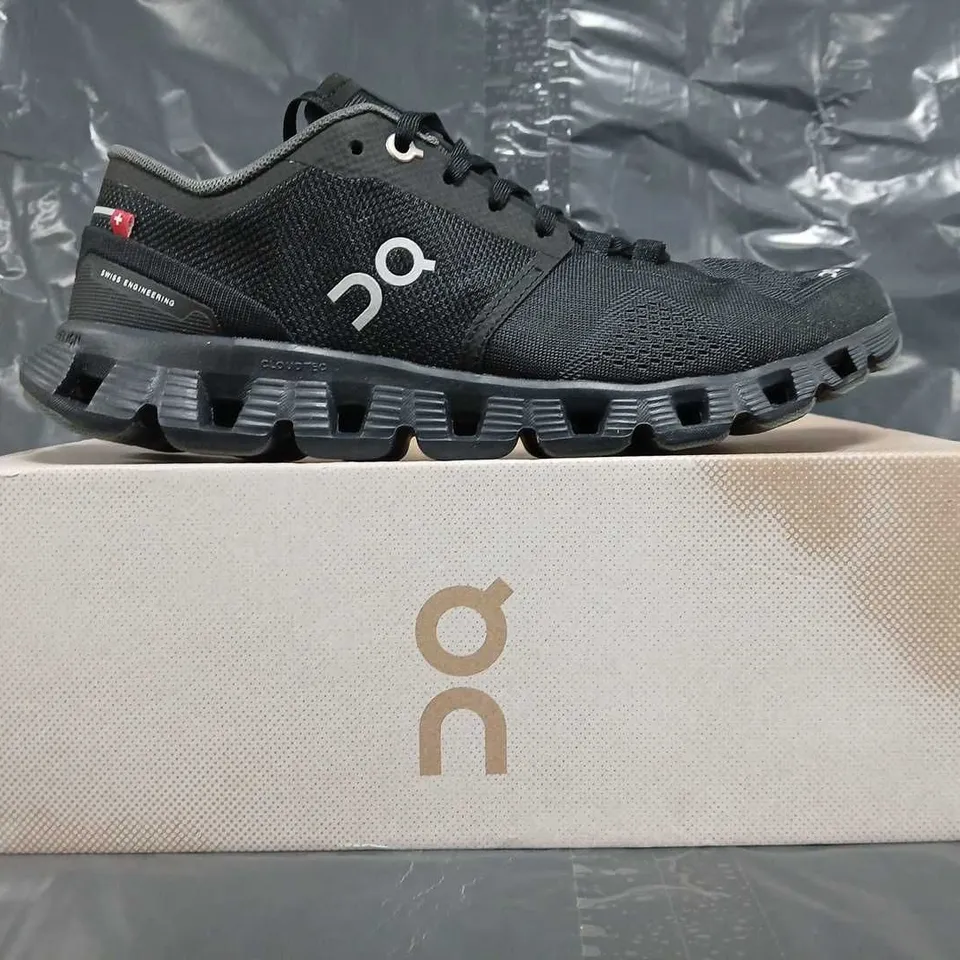 BOXED PAIR OF ON CLOUD X SHOES IN BLACK SIZE UK 9
