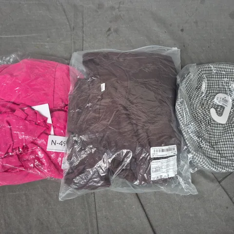 BOX OF APPROXIMATELY 25 ASSORTED CLOTHING AND FASHION PRODUCTS IN VARIOUS STYLES AND SIZES - COLLECTION ONLY