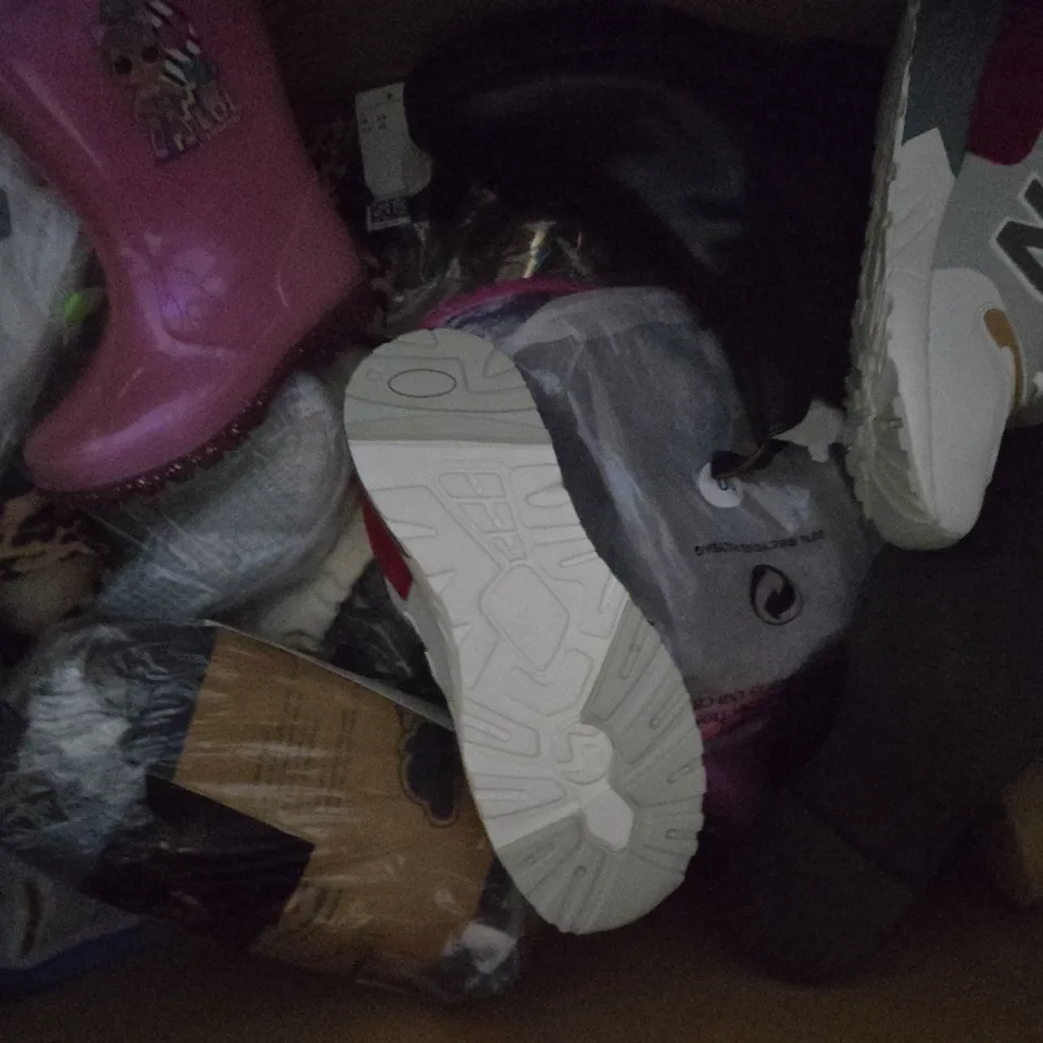 BOX OF APPROXIMATELY 15 ASSORTED PAIRS OF SHOES AND FOOTWEAR ITEMS IN VARIOUS COLOURS, STYLES, AND SIZES - COLLECTION ONLY