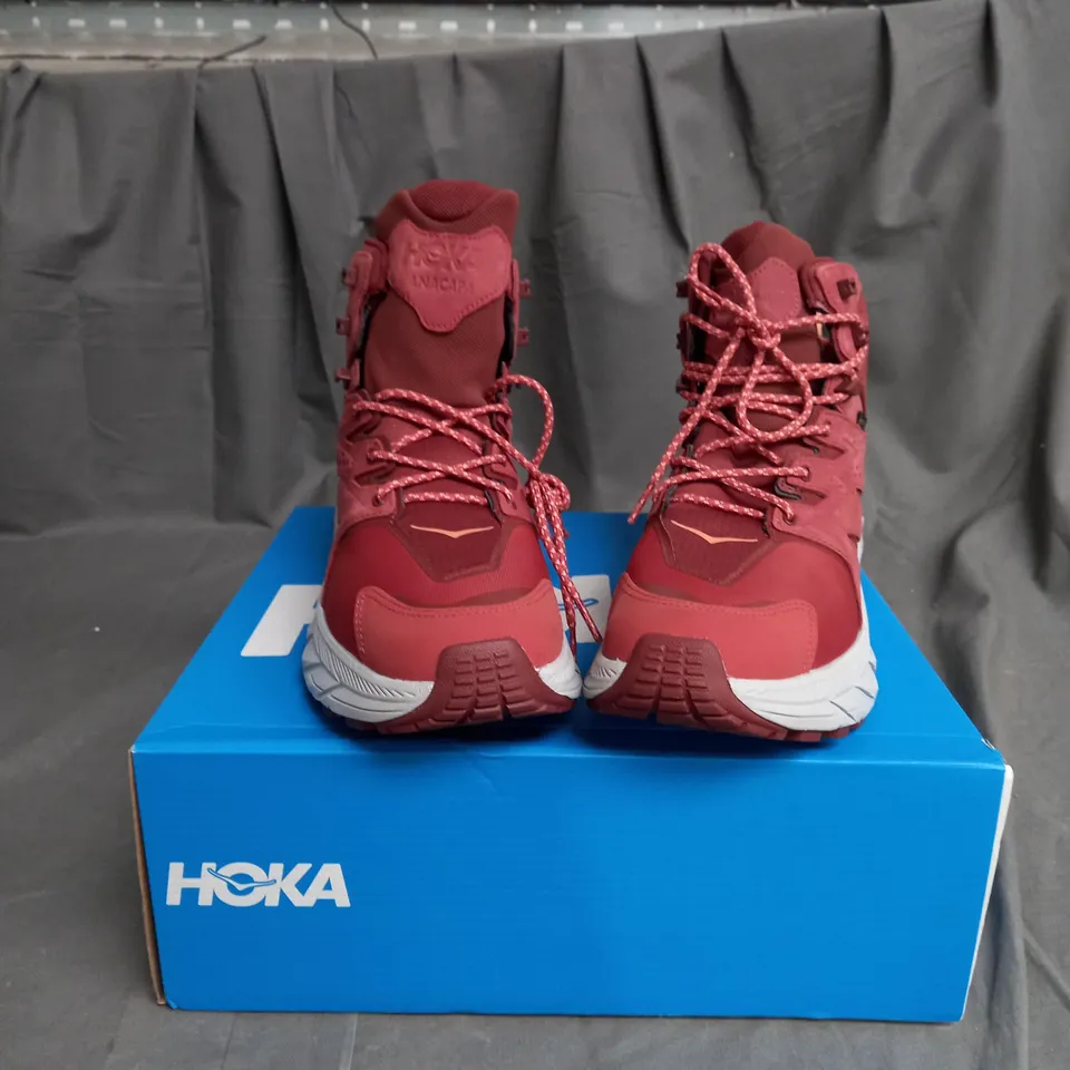 BOXED PAIR OF HOKA WOMEN'S ANACAPA MID GTX - HOT SAUCE / CHERRY MAHOGANY BOOTS SIZE 8