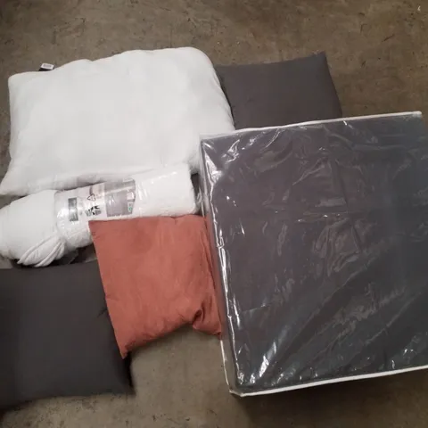 PALLET CONTAINING ASSORTED PILLOWS & BEDDING