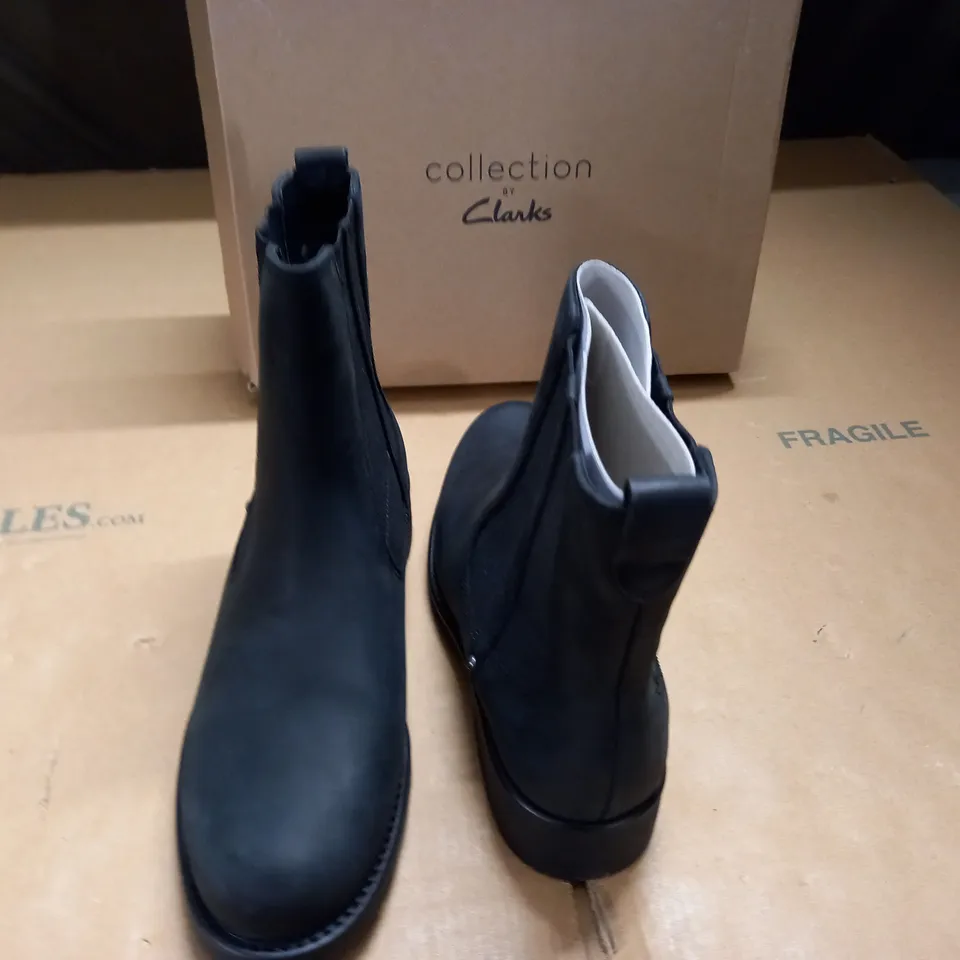 BOXED PAIR OF CLARK ORINOCO CLUB BLACK LEATHER BOOTS - UK 6
