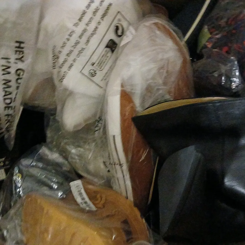 BOX OF APPROXIMATELY 20 ASSORTED PAIRS OF SHOES AND FOOTWEAR ITEMS IN VARIOUS COLOURS, STYLES, AND SIZES - COLLECTION ONLY