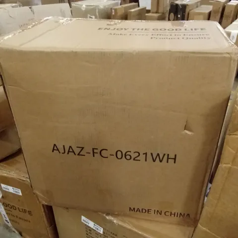 BOXED WHITE OFFICE/GAMING CHAIR