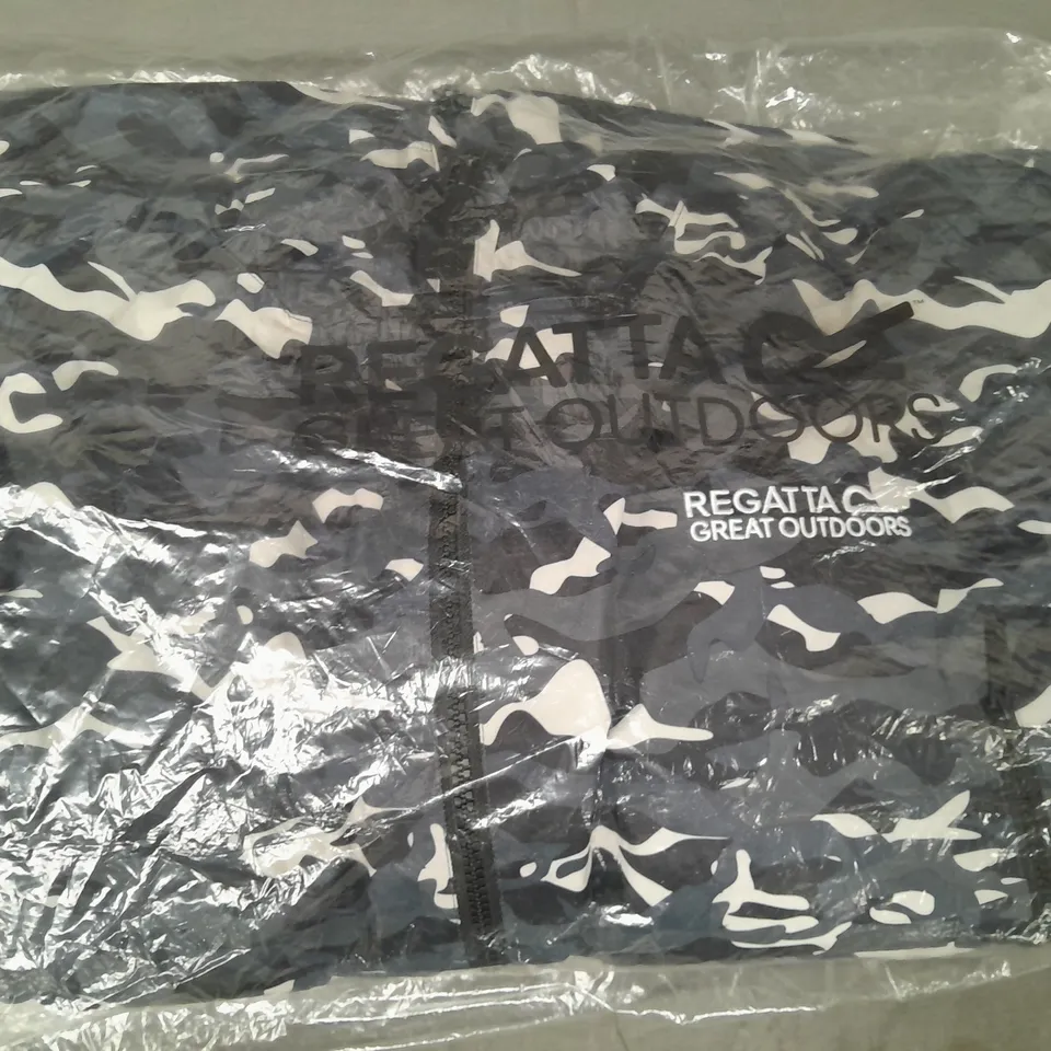 REGATTA OUTDOORS CHANGING ROBE IN URBAN CAMO SIZE S/M