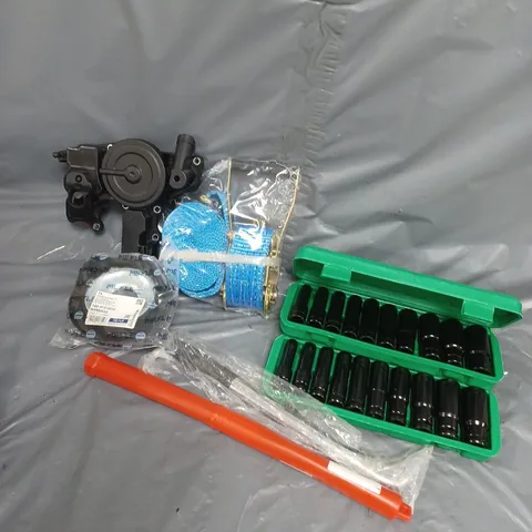 APPROXIMATELY 6 ASSORTED VEHICLE PARTS & ACCESSORIES TO INCLUDE RATCHET STRAPS, SOCKET SET, STRUT TOP MOUNT, ETC