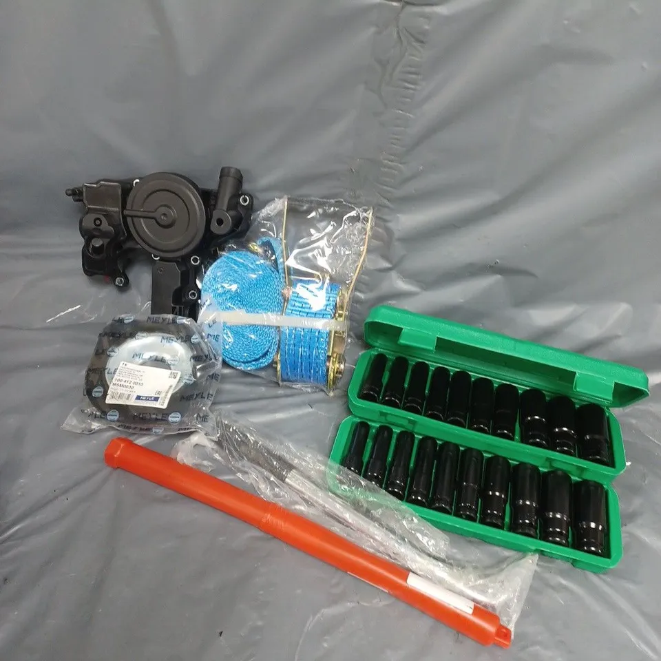 APPROXIMATELY 6 ASSORTED VEHICLE PARTS & ACCESSORIES TO INCLUDE RATCHET STRAPS, SOCKET SET, STRUT TOP MOUNT, ETC