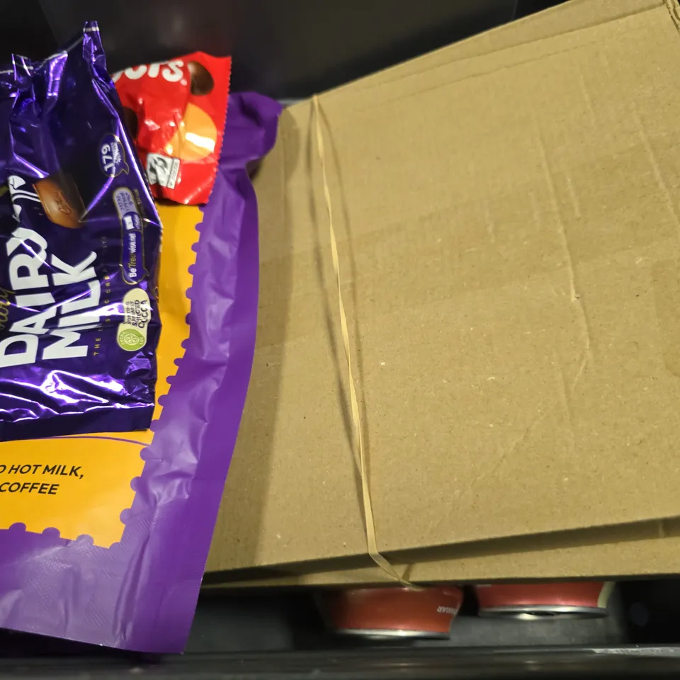 APPROXIMATELY 10 ASSORTED FOOD & DRINK ITEMS TO INCLUDE - PEPSI CREAM SODA , LINDT GOLD BUNNY , GOLDEN CHAI SPICE ETC