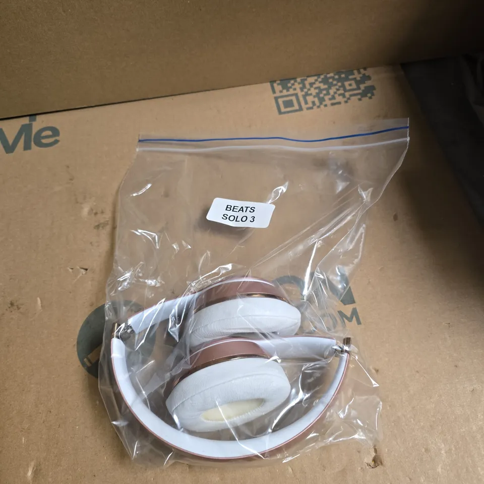 BEATS SOLO3 WIRELESS HEADPHONES – WHITE WITH ROSE GOLD TRIM