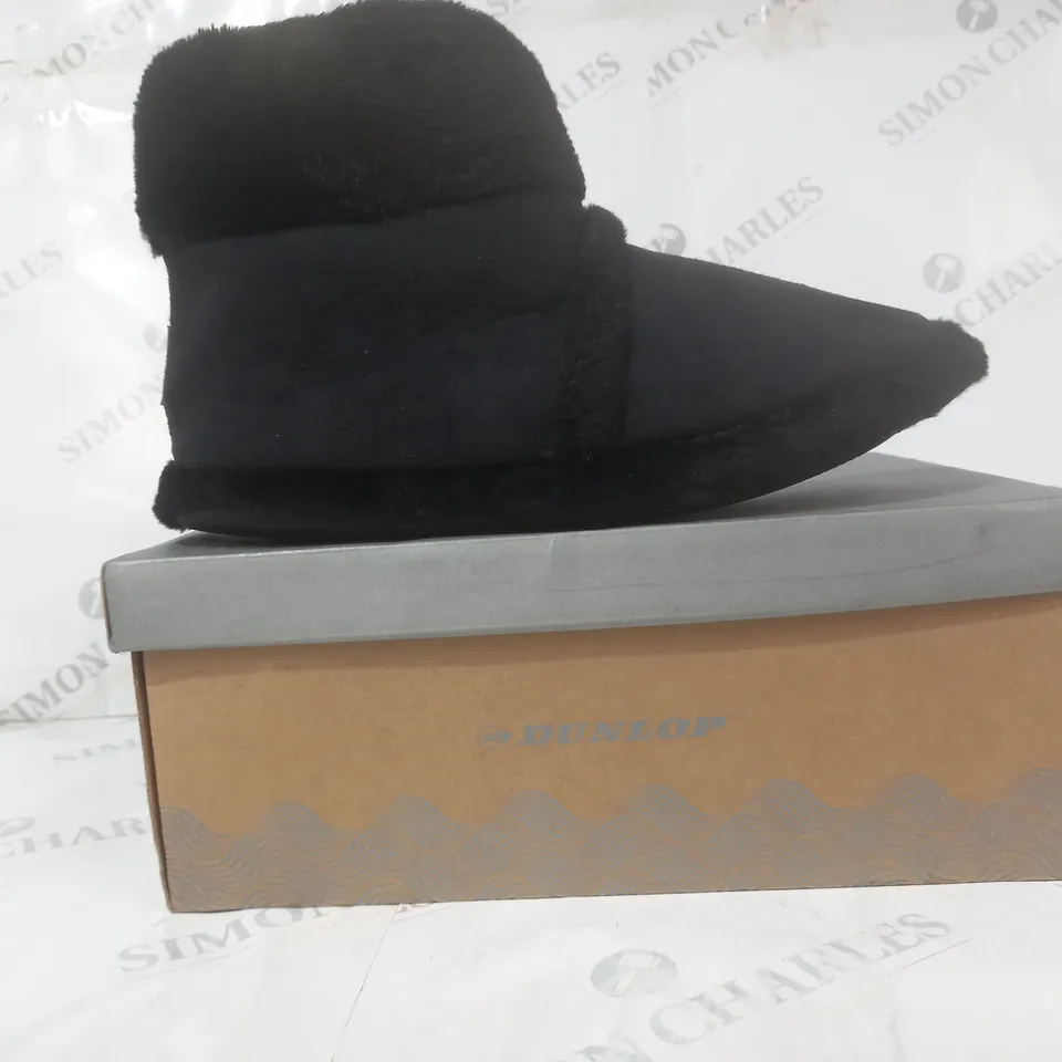 BOXED PAIR OF DUNLOP SLIPPERS IN BLACK UK SIZE 11/12