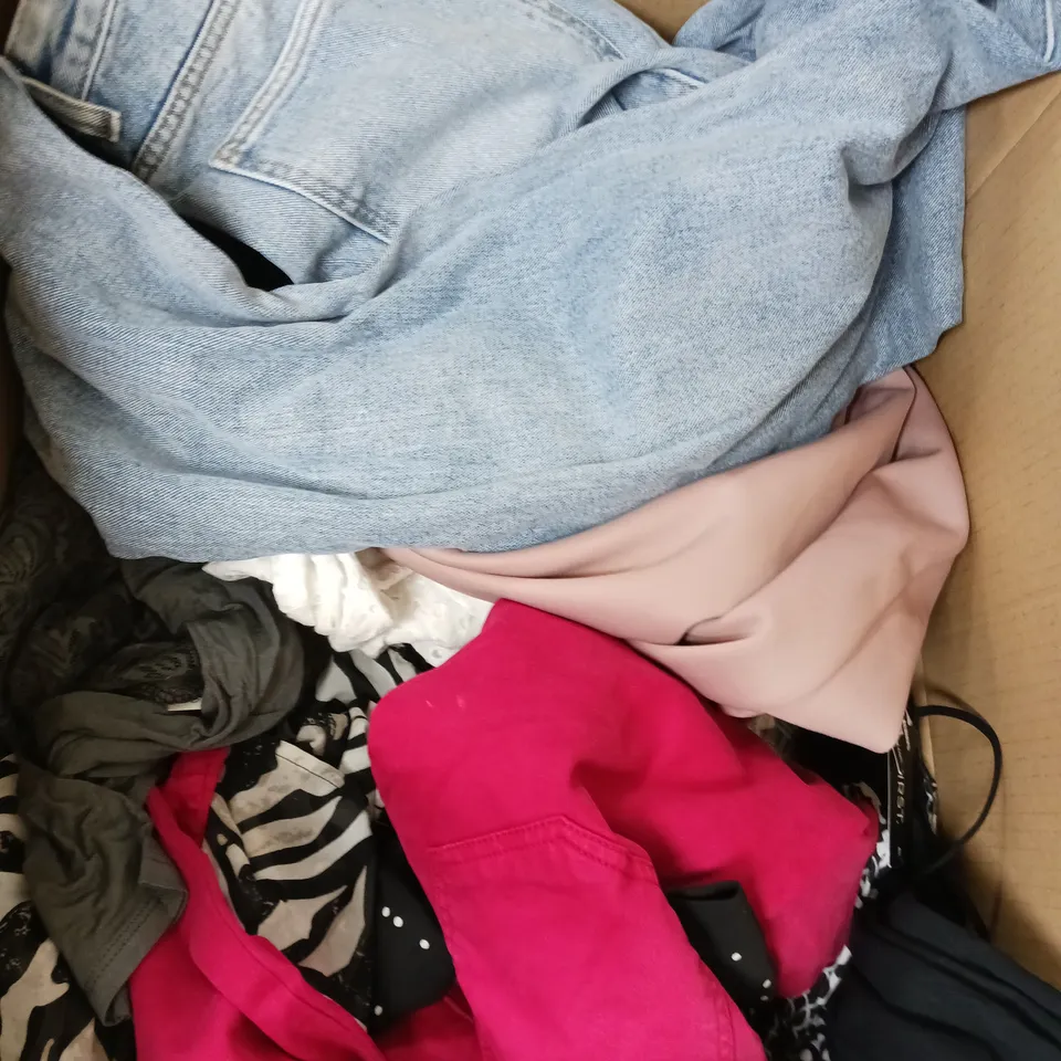 APPROXIMATELY 20 ASSORTED CLOTHING PRODUCTS IN VARIOUS STYLES AND SIZES 