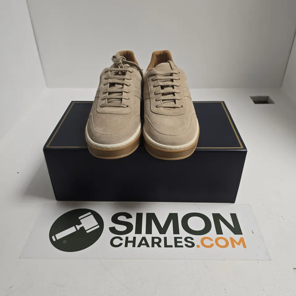 BOXED PAIR OF FAIRFAX & FAVOR OMENS KENDRICK TRAINERS IN FAWN SUEDE - UK 7.5