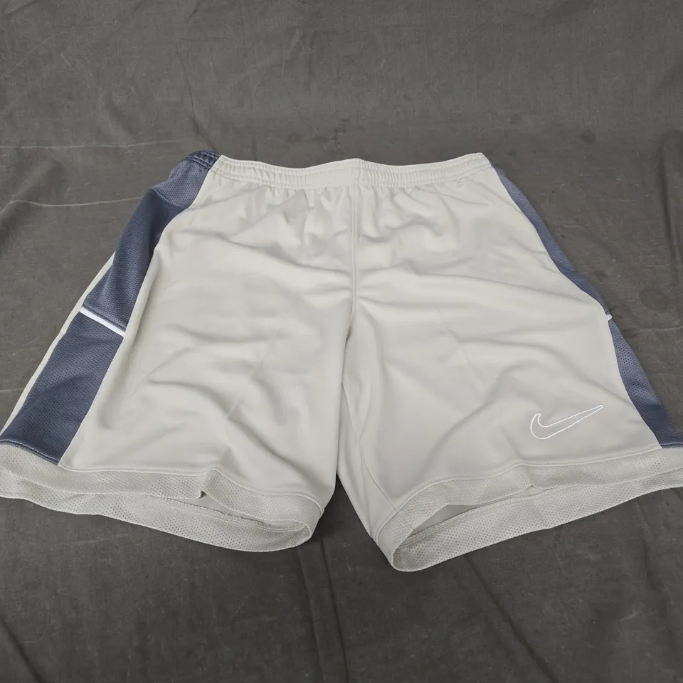 NIKE MEN'S SHORTS – GREY WITH NAVY SIDE PANELS – SIZE M