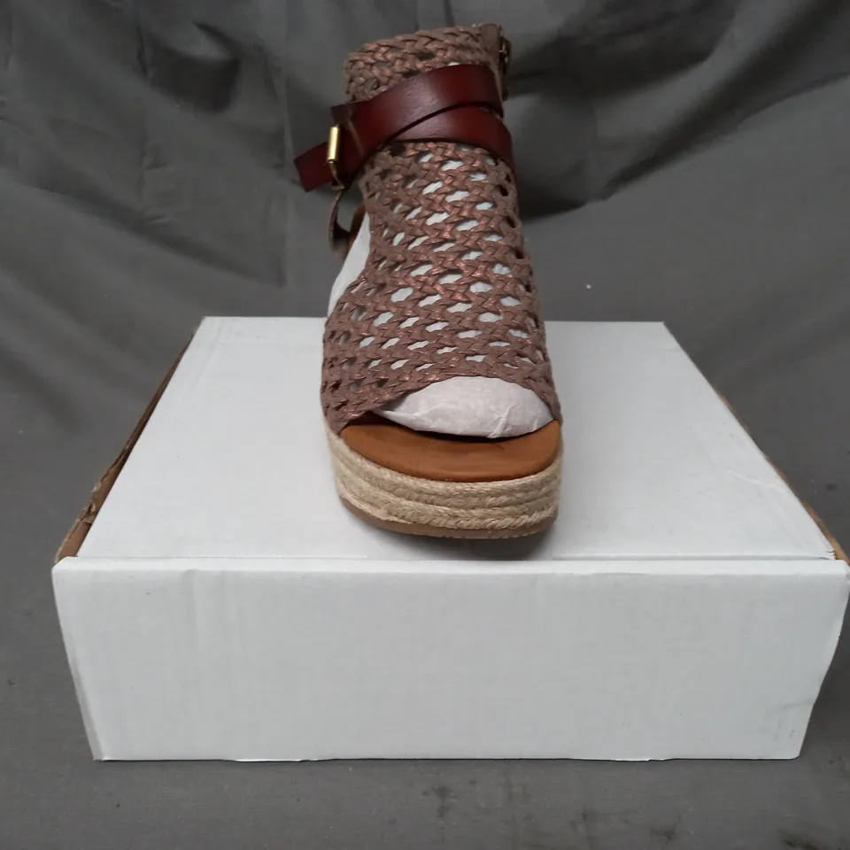 BOXED PAIR OF BLOWFISH MALIBU WEDGE SANDALS IN BRONZE SIZE 7