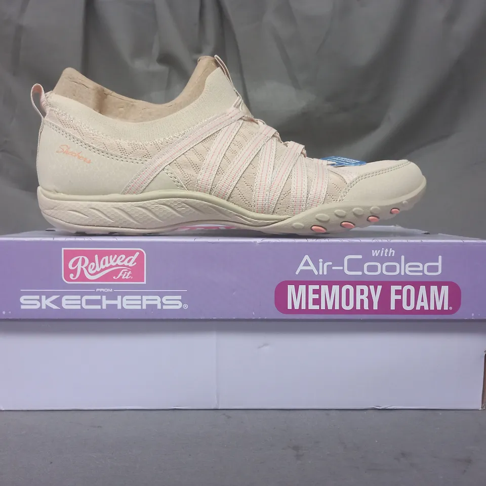 BOXED PAIR OF SKECHERS TRAINERS IN CREAM SIZE 7