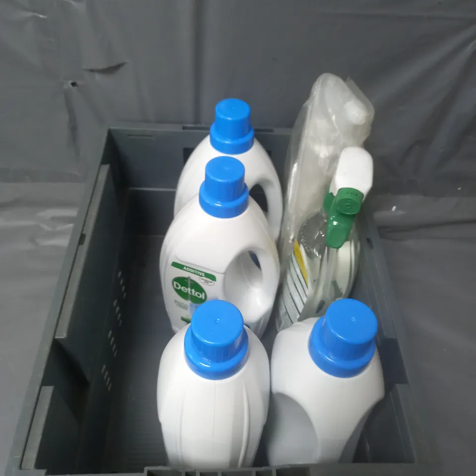 TOTE OF APPROX 5 CLEANING PRODUCTS TO INCLUDE , LAUNDRY SANITISER , DISINFECTANT 