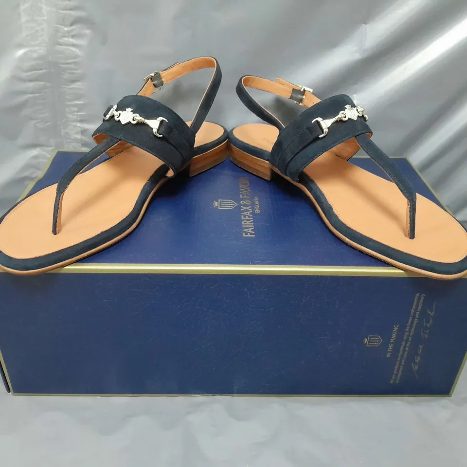 BOXED PAIR OF FAIRFAX & FAVOR WOMEN'S THORNHAM SUEDE TOE-POST SANDALS IN NAVY UK SIZE 6