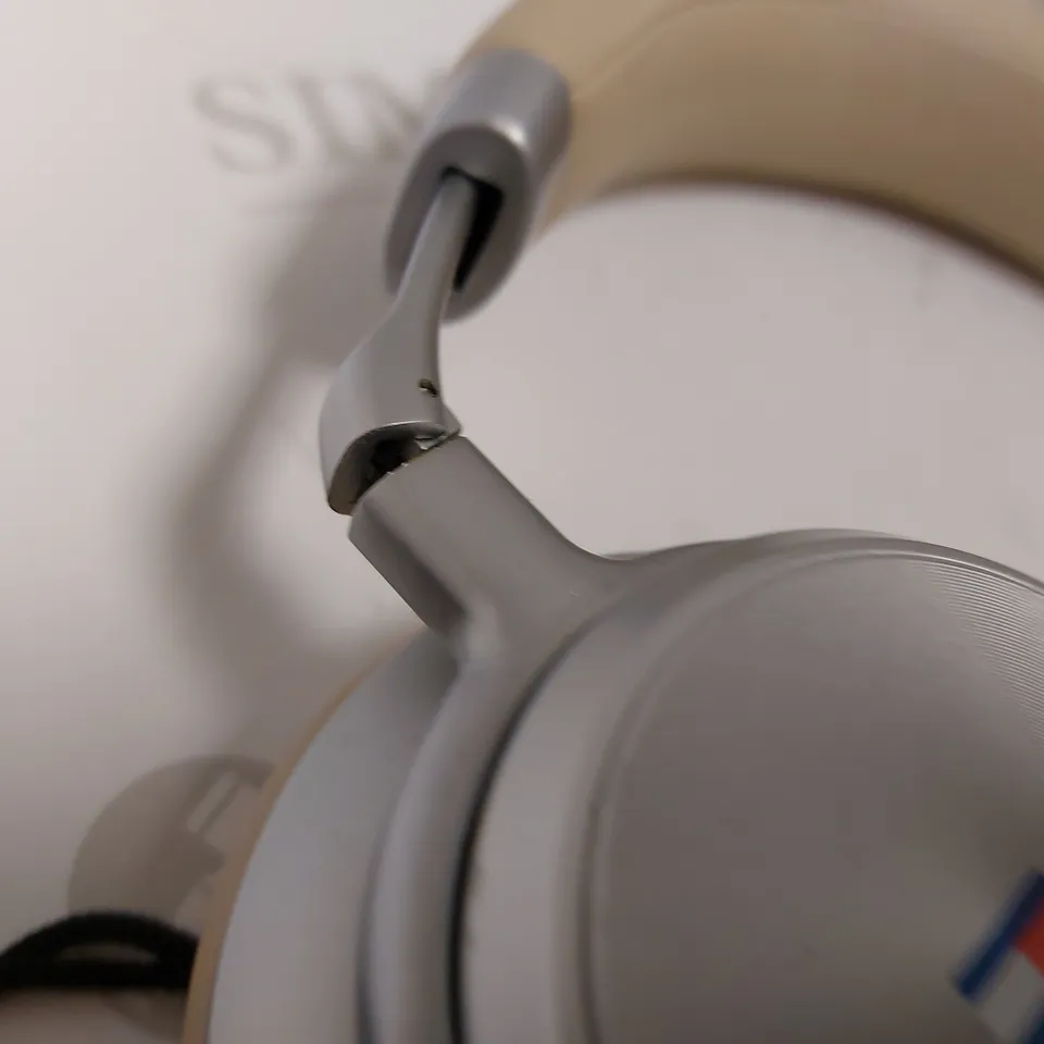 TOMMY HILFIGER HEADPHONES ON EAR