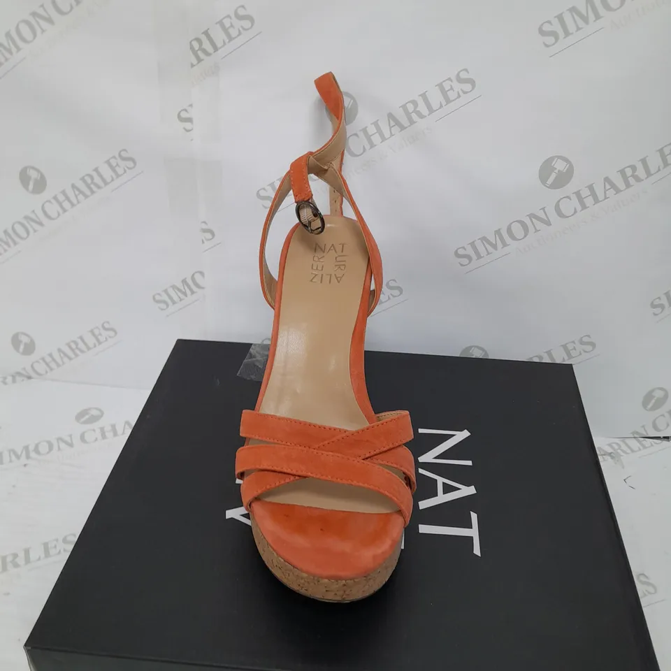 BOXED PAIR OF ALIZER NATURE SIZE 7 HEELS IN ORANGE 