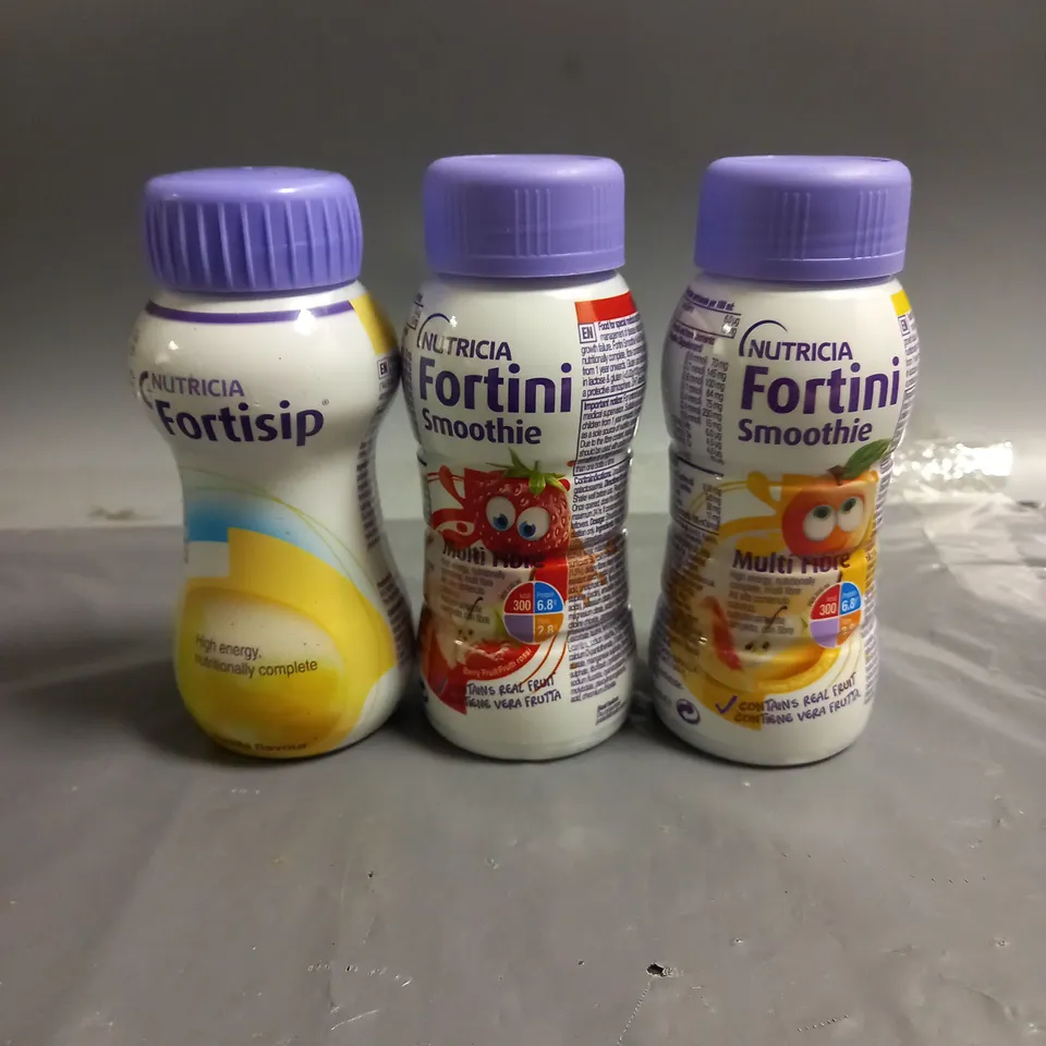 APPROXIMATELY 24 ASSORTED NUTRICIA NUTRITION DRINKS TO INCLUDE - FORTISIP VANILLA - FORTINI SMOOTIE SUMMER FRUIT - FORTINI SMOOTHIE BERRY - ETC
